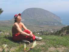 Привал после восхождения по Чертовой Лестнице. На фоне Медведь-Горы (Крым). 01.05.2006