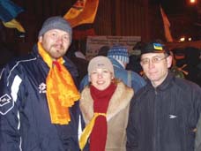 Великая Оранжевая Революця. Майдан. Киев 2004 г.: Муж Виктории Евгений, Виктория, друг семьи Анатолий.